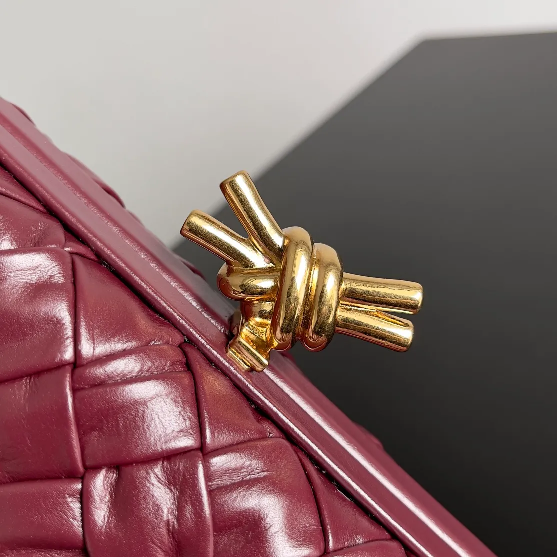 Batch 1860 BV Knot | The classic return of the evening bag. Original leather ➕ Stainless steel hardware ➕ 24k real gold plating ➕ Fully handmade. Those who know the history of our brand should have heard that the knot is a story of Bottega Veneta, and it is also one of the more important design elements. Matthieu Blazy's work this season sublimates Knot's classics, with a new knot design and a woven shoulder strap, plus Fouland Intreccio's weaving technology, adding some fashion to the retro and nostalgic feel of the past. Style number: 717622 Size: 20.5*6*12.5